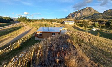 VENDO PARCELA CON 2 CASAS, DISTANTE A 5 KILÓMETROS DE LA PLAZA DE COYHAIQUE - CAMINO A LAS BANDURRIAS.-