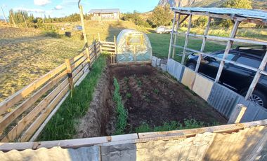 VENDO PARCELA CON 2 CASAS, DISTANTE A 5 KILÓMETROS DE LA PLAZA DE COYHAIQUE - CAMINO A LAS BANDURRIAS.-