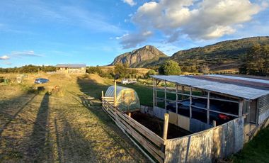 VENDO PARCELA CON 2 CASAS, DISTANTE A 5 KILÓMETROS DE LA PLAZA DE COYHAIQUE - CAMINO A LAS BANDURRIAS.-