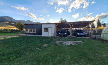 VENDO PARCELA CON 2 CASAS, DISTANTE A 5 KILÓMETROS DE LA PLAZA DE COYHAIQUE - CAMINO A LAS BANDURRIAS.-