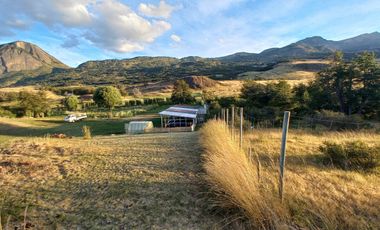 VENDO PARCELA CON 2 CASAS, DISTANTE A 5 KILÓMETROS DE LA PLAZA DE COYHAIQUE - CAMINO A LAS BANDURRIAS.-