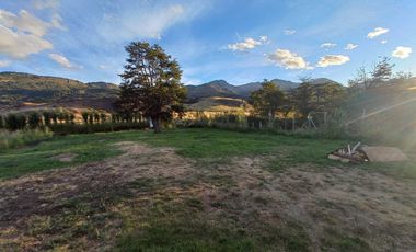 VENDO PARCELA CON 2 CASAS, DISTANTE A 5 KILÓMETROS DE LA PLAZA DE COYHAIQUE - CAMINO A LAS BANDURRIAS.-