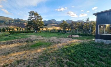 VENDO PARCELA CON 2 CASAS, DISTANTE A 5 KILÓMETROS DE LA PLAZA DE COYHAIQUE - CAMINO A LAS BANDURRIAS.-