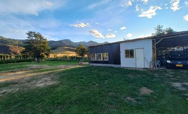 VENDO PARCELA CON 2 CASAS, DISTANTE A 5 KILÓMETROS DE LA PLAZA DE COYHAIQUE - CAMINO A LAS BANDURRIAS.-
