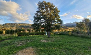 VENDO PARCELA CON 2 CASAS, DISTANTE A 5 KILÓMETROS DE LA PLAZA DE COYHAIQUE - CAMINO A LAS BANDURRIAS.-