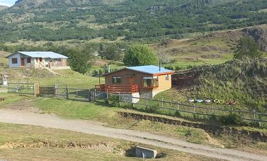 VENDO PARCELA CON 2 CASAS, DISTANTE A 5 KILÓMETROS DE LA PLAZA DE COYHAIQUE - CAMINO A LAS BANDURRIAS.-