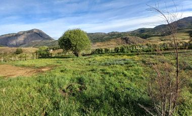 VENDO PARCELA CON 2 CASAS, DISTANTE A 5 KILÓMETROS DE LA PLAZA DE COYHAIQUE - CAMINO A LAS BANDURRIAS.-