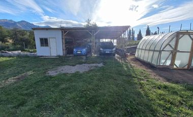 VENDO PARCELA CON 2 CASAS, DISTANTE A 5 KILÓMETROS DE LA PLAZA DE COYHAIQUE - CAMINO A LAS BANDURRIAS.-
