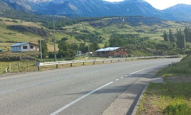 VENDO PARCELA CON 2 CASAS, DISTANTE A 5 KILÓMETROS DE LA PLAZA DE COYHAIQUE - CAMINO A LAS BANDURRIAS.-