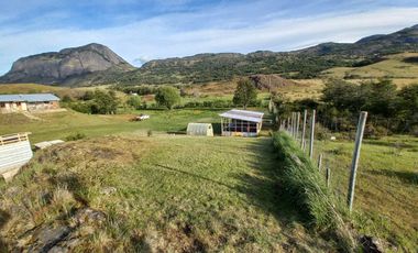 VENDO PARCELA CON 2 CASAS, DISTANTE A 5 KILÓMETROS DE LA PLAZA DE COYHAIQUE - CAMINO A LAS BANDURRIAS.-