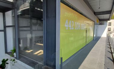 Local en Plaza Comercial a unos metros de Bernardo Quintana