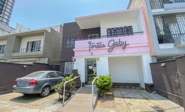 VENTA DE CASA COMO TERRENO EN MIRAFLORES - 300 M2