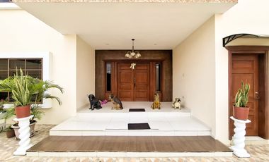 For Sale Luxurious House with 6 Rooms or bedrooms in Portoviejo Ecuador