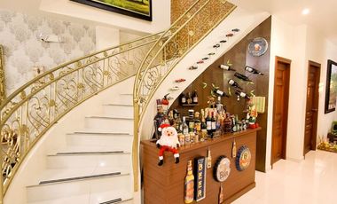 For Sale Luxurious House with 6 Rooms or bedrooms in Portoviejo Ecuador