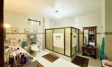 For Sale Luxurious House with 6 Rooms or bedrooms in Portoviejo Ecuador