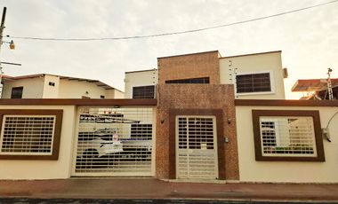 For Sale Luxurious House with 6 Rooms or bedrooms in Portoviejo Ecuador
