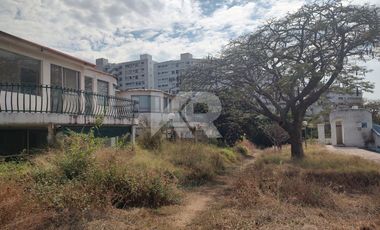 Condominio de 12 Casas y Áreas Comunes Para Remodelar a Precio de Terreno