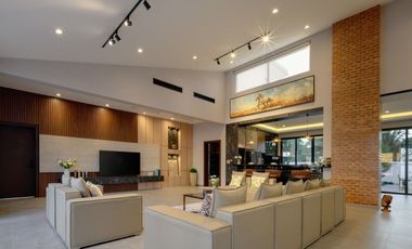 Modern 5 Bedroom Pool Villa in Pa Daet Chiang Mai for Sale