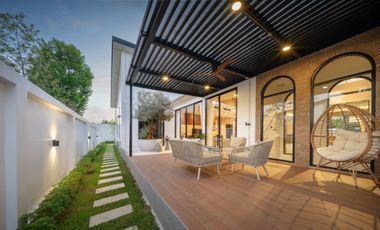 Modern 5 Bedroom Pool Villa in Pa Daet Chiang Mai for Sale