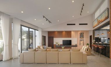 Modern 5 Bedroom Pool Villa in Pa Daet Chiang Mai for Sale