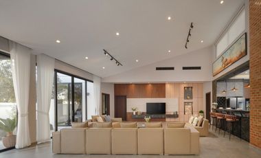 Modern 5 Bedroom Pool Villa in Pa Daet Chiang Mai for Sale