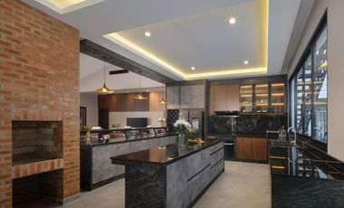 Modern 5 Bedroom Pool Villa in Pa Daet Chiang Mai for Sale
