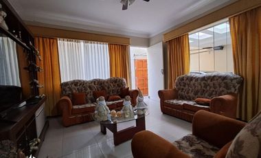 SE VENDE HERMOSA CASA CÉNTRICA EN URBANIZACIÓN SAN ISIDRO DE ICA!