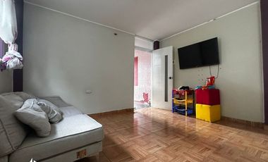 Casa a pasos de la plaza mayor de Santiago y panamericana sur!!