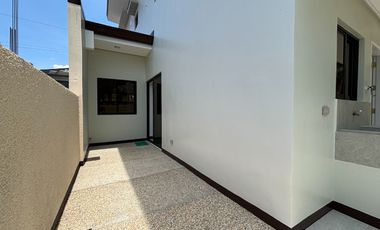 DASMARINAS SINGLE ATTACHED HOUSE AND LOT WITH BALCONY ALONG GOVERNOR'S DRIVE