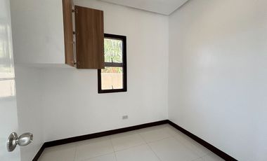 DASMARINAS SINGLE ATTACHED HOUSE AND LOT WITH BALCONY ALONG GOVERNOR'S DRIVE