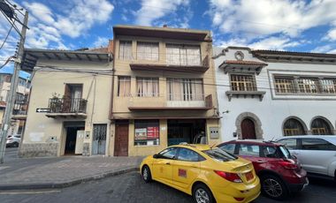 CASA CON LOCAL COMERCIAL EN VENTA, NO INVENTARIADA EN EL CENTRO DE CUENCA
