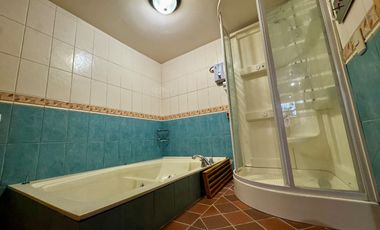 ESPACIOSA CASA de 5 Dormitorios EN VENTA ubicada a pocos pasos de la Av de las Américas y Puertas del Sol