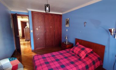 ESPACIOSA CASA de 5 Dormitorios EN VENTA ubicada a pocos pasos de la Av de las Américas y Puertas del Sol