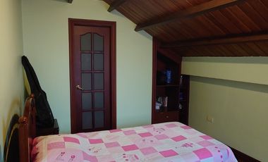 ESPACIOSA CASA de 5 Dormitorios EN VENTA ubicada a pocos pasos de la Av de las Américas y Puertas del Sol