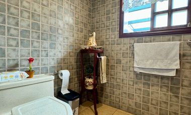 ESPACIOSA CASA de 5 Dormitorios EN VENTA ubicada a pocos pasos de la Av de las Américas y Puertas del Sol