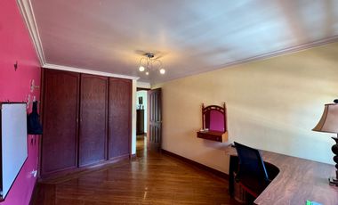 ESPACIOSA CASA de 5 Dormitorios EN VENTA ubicada a pocos pasos de la Av de las Américas y Puertas del Sol