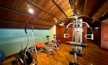 ESPACIOSA CASA de 5 Dormitorios EN VENTA ubicada a pocos pasos de la Av de las Américas y Puertas del Sol