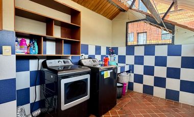 ESPACIOSA CASA de 5 Dormitorios EN VENTA ubicada a pocos pasos de la Av de las Américas y Puertas del Sol