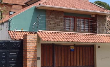 ESPACIOSA CASA de 5 Dormitorios EN VENTA ubicada a pocos pasos de la Av de las Américas y Puertas del Sol