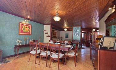 ESPACIOSA CASA de 5 Dormitorios EN VENTA ubicada a pocos pasos de la Av de las Américas y Puertas del Sol