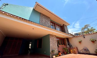 ESPACIOSA CASA de 5 Dormitorios EN VENTA ubicada a pocos pasos de la Av de las Américas y Puertas del Sol