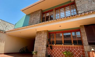 ESPACIOSA CASA de 5 Dormitorios EN VENTA ubicada a pocos pasos de la Av de las Américas y Puertas del Sol