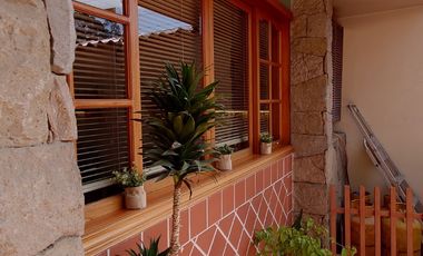 ESPACIOSA CASA de 5 Dormitorios EN VENTA ubicada a pocos pasos de la Av de las Américas y Puertas del Sol