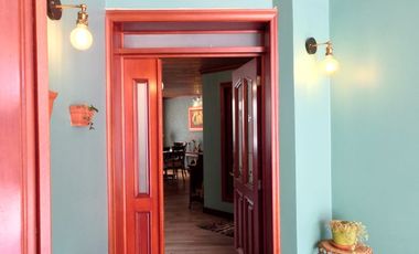 ESPACIOSA CASA de 5 Dormitorios EN VENTA ubicada a pocos pasos de la Av de las Américas y Puertas del Sol