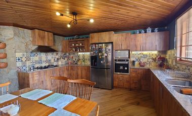 ESPACIOSA CASA de 5 Dormitorios EN VENTA ubicada a pocos pasos de la Av de las Américas y Puertas del Sol