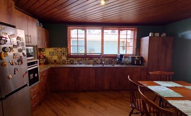 ESPACIOSA CASA de 5 Dormitorios EN VENTA ubicada a pocos pasos de la Av de las Américas y Puertas del Sol