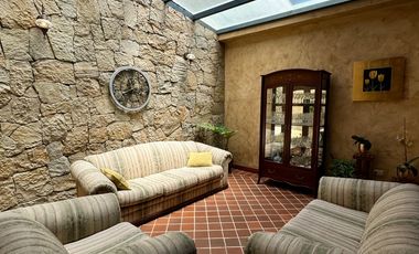 ESPACIOSA CASA de 5 Dormitorios EN VENTA ubicada a pocos pasos de la Av de las Américas y Puertas del Sol