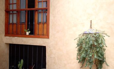 ESPACIOSA CASA de 5 Dormitorios EN VENTA ubicada a pocos pasos de la Av de las Américas y Puertas del Sol