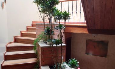 ESPACIOSA CASA de 5 Dormitorios EN VENTA ubicada a pocos pasos de la Av de las Américas y Puertas del Sol