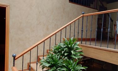 ESPACIOSA CASA de 5 Dormitorios EN VENTA ubicada a pocos pasos de la Av de las Américas y Puertas del Sol